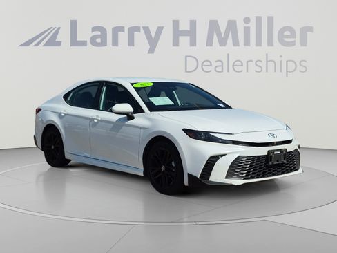 Used 2025 Toyota Camry SE FWD image 7