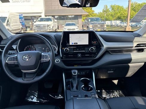 Used 2025 Toyota Highlander XLE FWD image 13