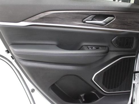 Used 2023 Jeep Grand Cherokee Limited w/ Black Appearance Package image 27