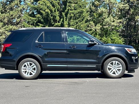 Used 2018 Ford Explorer XLT w/ Equipment Group 202A AWD/4WD image 3