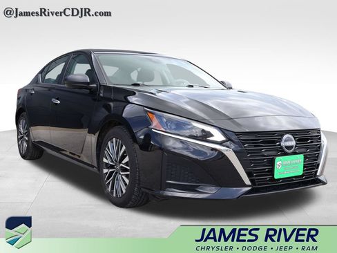 Used 2025 Nissan Altima 2.5 SV FWD image 6