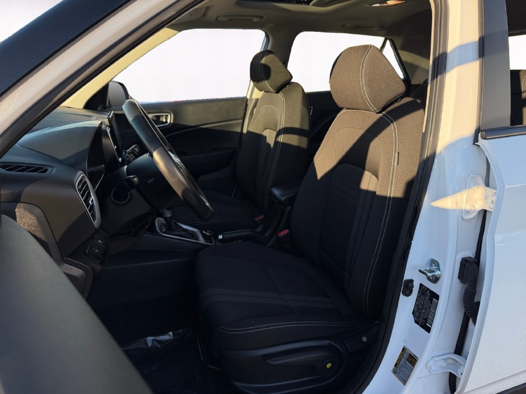 Used 2025 Hyundai Venue SEL FWD image 9