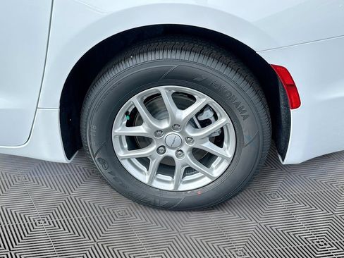 New 2027 Chrysler Pacifica LX FWD image 38