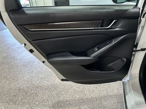 Used 2018 Honda Accord Touring image 14