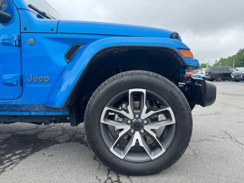 Used 2024 Jeep Wrangler Unlimited w/ Convenience Group AWD/4WD image 12