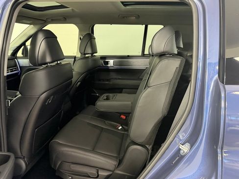 Used 2025 Hyundai Santa Fe Limited AWD/4WD image 29