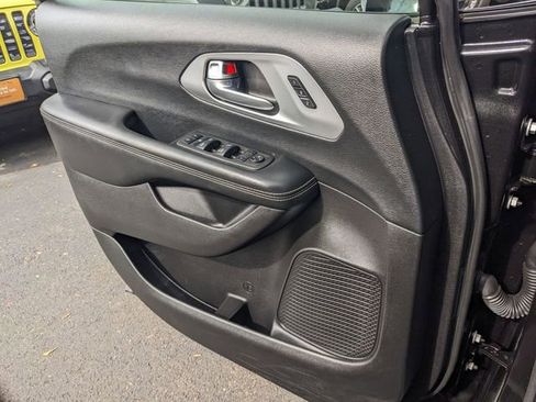 Certified 2021 Chrysler Pacifica Touring-L w/ S Appearance Package image 18