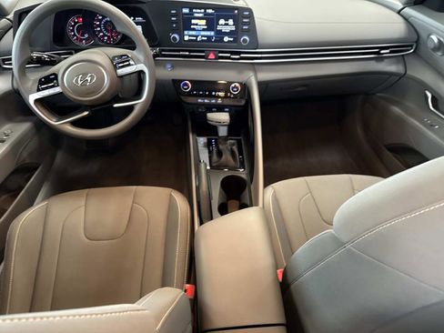 Used 2022 Hyundai Elantra SEL w/ Preferred Accessory Package image 16