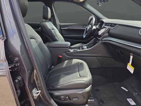 New 2025 Jeep Grand Cherokee L Limited w/ Luxury Tech Group II image 36