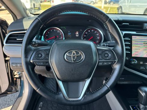 Used 2018 Toyota Camry XSE image 30