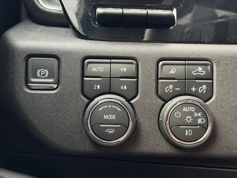 Used 2025 Chevrolet Silverado 1500 LTZ AWD/4WD image 32