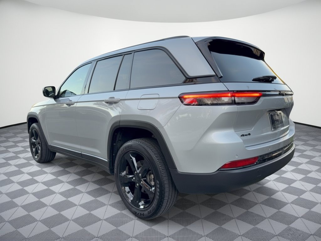 Used 2024 Jeep Grand Cherokee Altitude AWD/4WD image 3