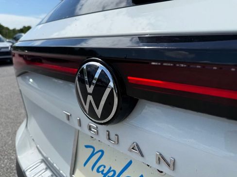 Used 2025 Volkswagen Tiguan SE FWD image 12
