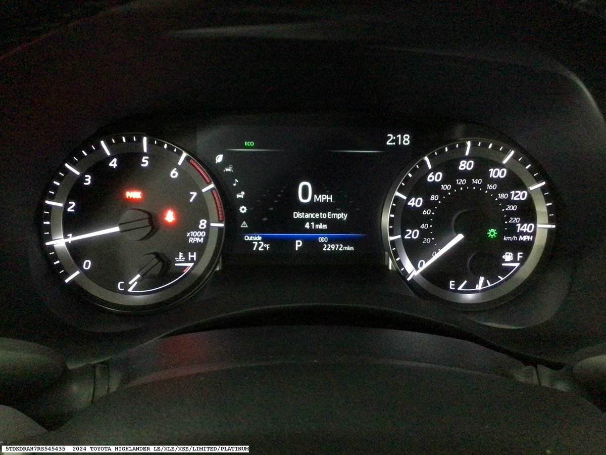 Used 2024 Toyota Highlander XLE FWD image 14