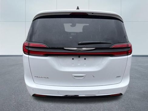 New 2026 Chrysler Pacifica Select image 3