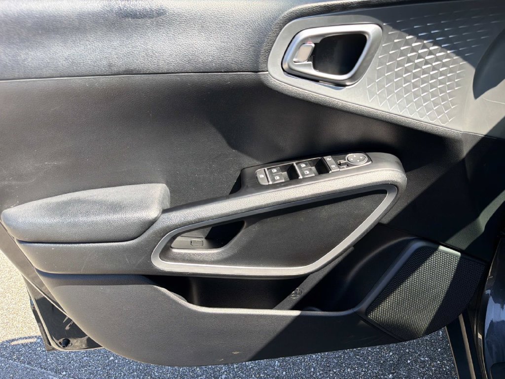 Used 2025 Kia Soul LX w/ LX Technology Package FWD image 14