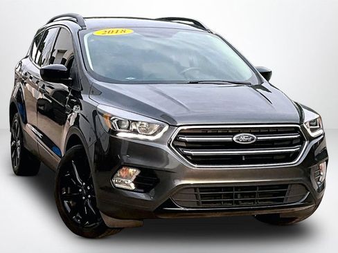 Used 2018 Ford Escape SE w/ SE Sport Appearance Package FWD image 3
