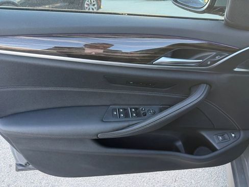 Used 2022 BMW 530e w/ M Sport Package image 12