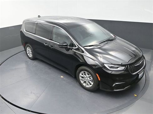 New 2026 Chrysler Pacifica Select image 9