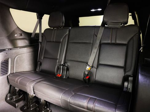 Used 2022 Chevrolet Suburban RST w/ Luxury Package image 23