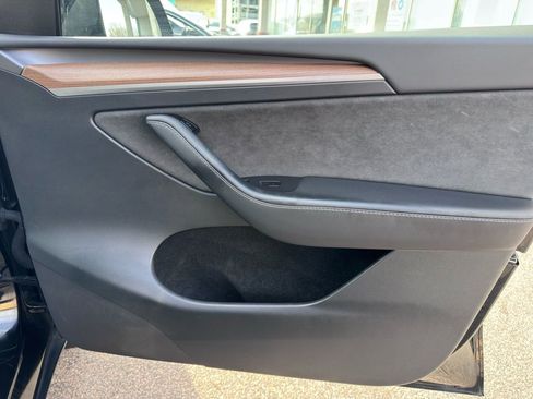 Used 2025 Tesla Model Y Long Range image 22