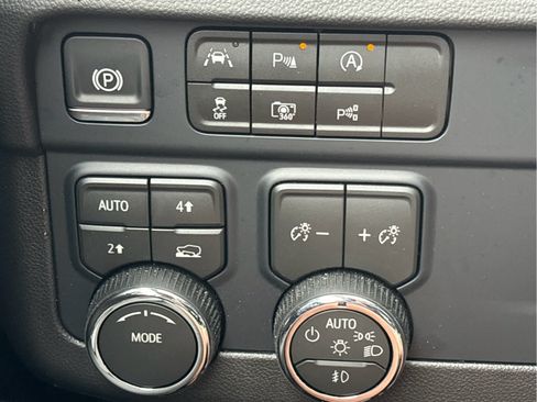 Certified 2026 Chevrolet Suburban LT w/ Comfort Package AWD/4WD image 22