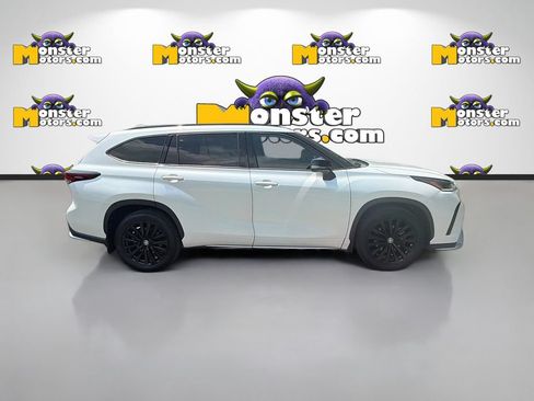 Used 2024 Toyota Highlander XSE AWD/4WD image 4
