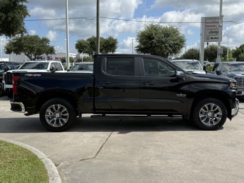 Used 2022 Chevrolet Silverado 1500 LT AWD/4WD image 3