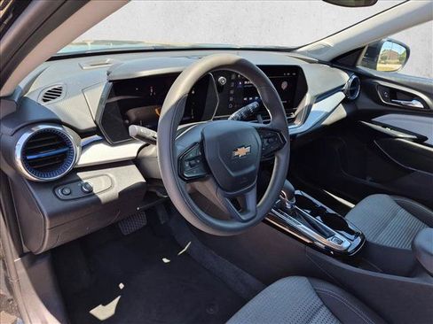 Used 2025 Chevrolet Trax LT FWD image 10