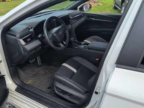 Used 2025 Toyota Camry SE FWD image 4