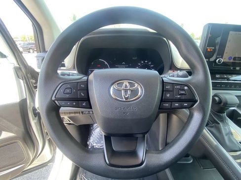 Used 2025 Toyota Sienna LE FWD image 24