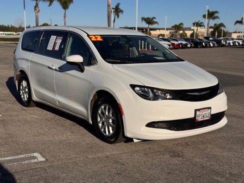 Used 2022 Chrysler Voyager LX image 2