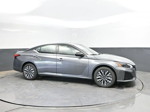 Used 2024 Nissan Altima 2.5 SV AWD/4WD image 5