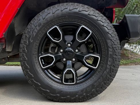 Used 2018 Jeep Wrangler Unlimited Sahara AWD/4WD image 15