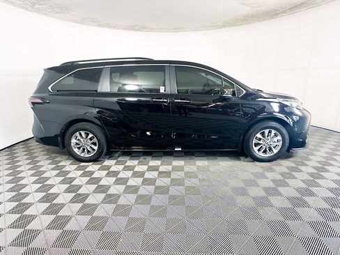 Used 2025 Toyota Sienna XLE FWD image 2