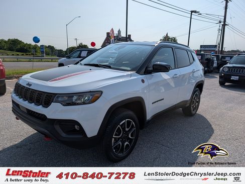 Used 2025 Jeep Compass Trailhawk AWD/4WD image 1