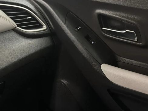 Used 2020 Chevrolet Trax LT FWD image 16