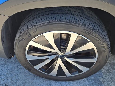 Certified 2023 Volkswagen Taos SE w/ Panoramic Sunroof Package image 5