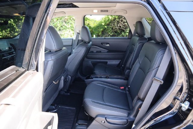 Certified 2025 Nissan Pathfinder SL w/ SL Premium Package FWD image 11