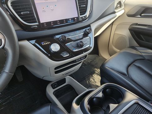Used 2023 Chrysler Pacifica Touring-L FWD image 20