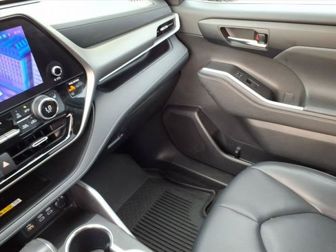 Used 2023 Toyota Highlander XLE AWD/4WD image 37