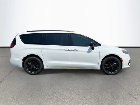 New 2026 Chrysler Pacifica Limited w/ S Appearance Package AWD/4WD image 8