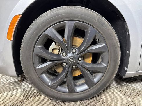 Used 2018 Chrysler Pacifica Touring Plus w/ S Appearance Package FWD image 9