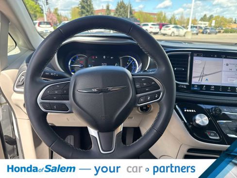 Used 2024 Chrysler Pacifica Select image 15
