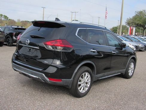 Used 2020 Nissan Rogue SV image 3