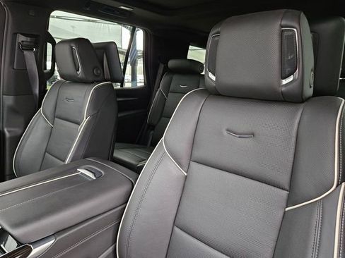 Used 2025 Cadillac Escalade Premium Luxury image 9