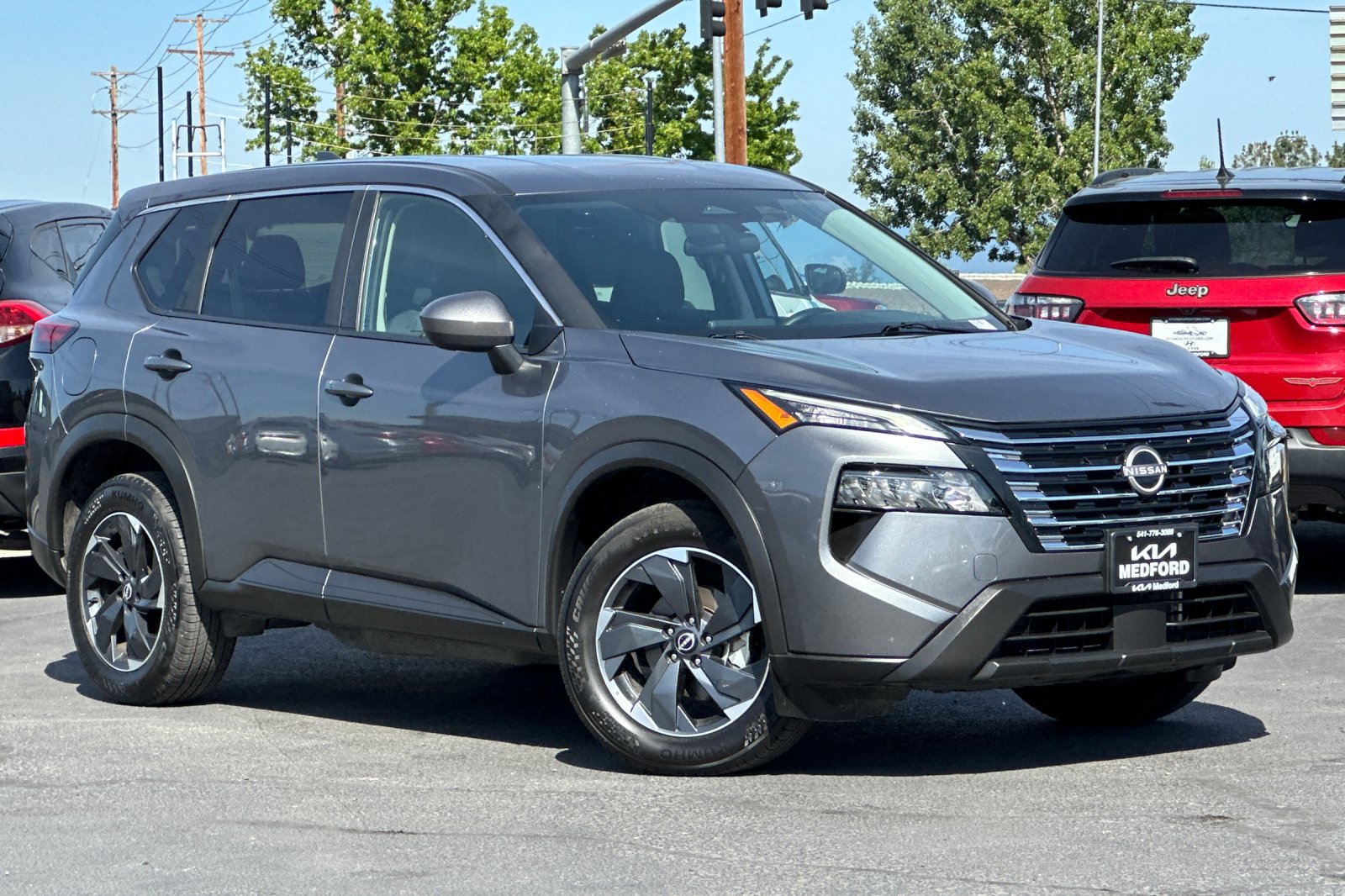 Used 2025 Nissan Rogue SV AWD/4WD image 2
