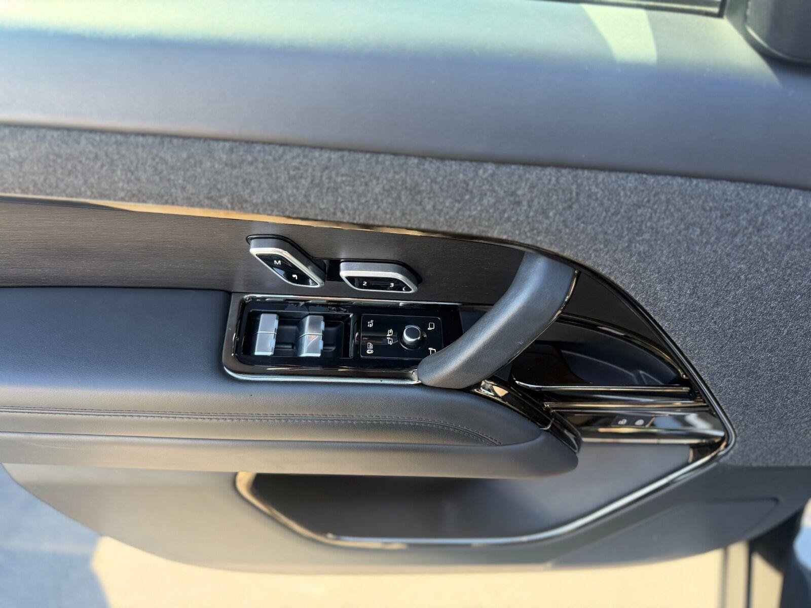 Used 2023 Land Rover Range Rover Sport SE AWD/4WD image 9