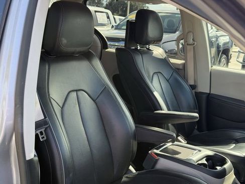 Used 2018 Chrysler Pacifica Limited FWD image 6