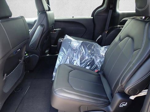 New 2027 Chrysler Pacifica Select FWD image 10